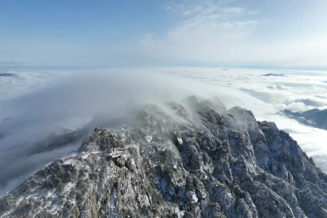 壮丽山河！雪后老君山现云海奇观