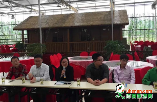 为加快 电商换市步伐,助推农产品上行,淳安县商务局(县电商办)昨日联合千岛湖旅游集团电子商务有限公司、千岛湖电商协会开展了电子商务服务乡镇系列活动,这次主要下乡目的地为枫树岭和大墅,与乡镇电商工作者进行交流,为他们带去了电商发展新思路,对推动农旅融合协和发展具有重要意义。 枫树岭镇 电商服务队先后考察了枫树岭镇几个资源点,对其运营情况及电商化状况进行了总体了解。 【下姜乐乐农业葡萄大观园】 【下姜玖玖民宿】 【枫树岭镇电商服务中心】 随后又开展座谈会,针对资源点运营中遇到的困难进行了谈